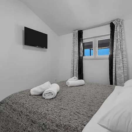 With Parking Space - 21544 Makarska