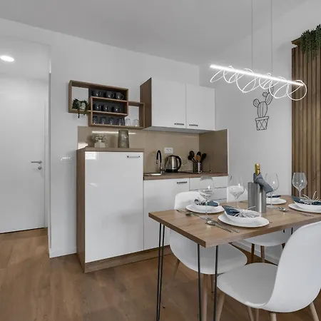 Apartman With Parking Space - 21544 *